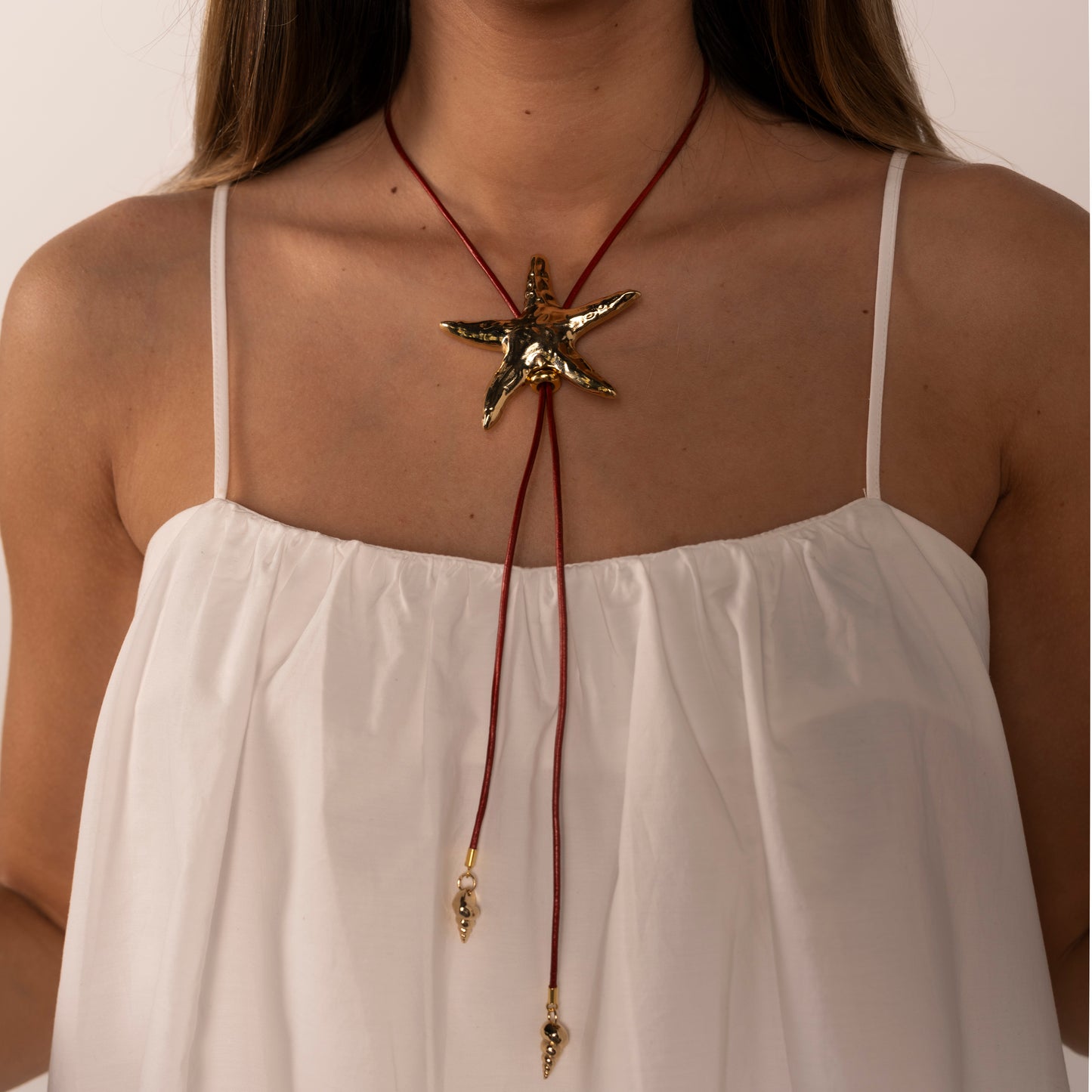 Collar Estrella oro con cordón cuero